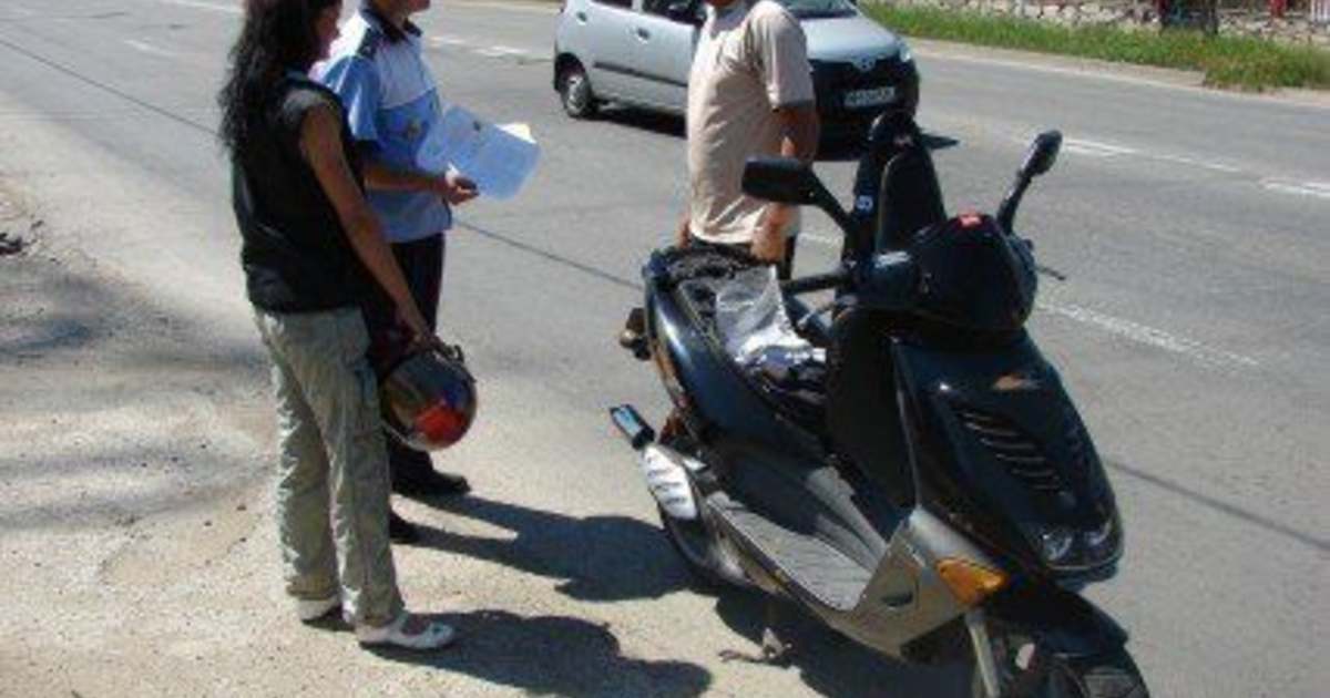 Prins fără permis, pe un moped neînmatriculat ARADON