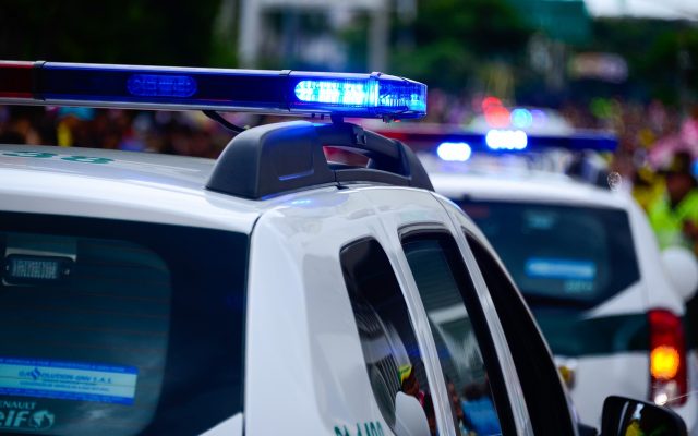 Cu alcoolul în sânge, un bărbat din Ghioroc s-a răsturnat cu mopedul pe șosea