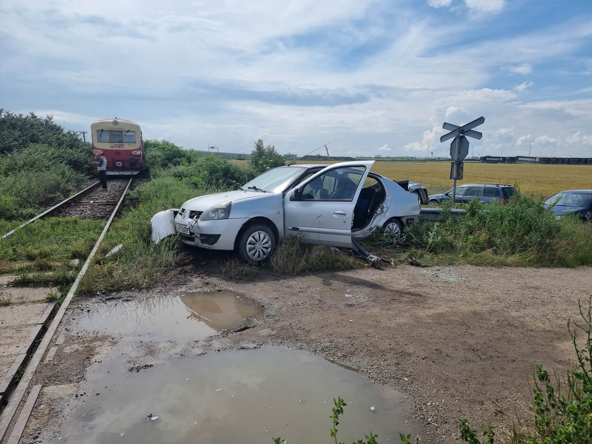 FOTO | Mașină lovită de tren la ieșirea din Pecica