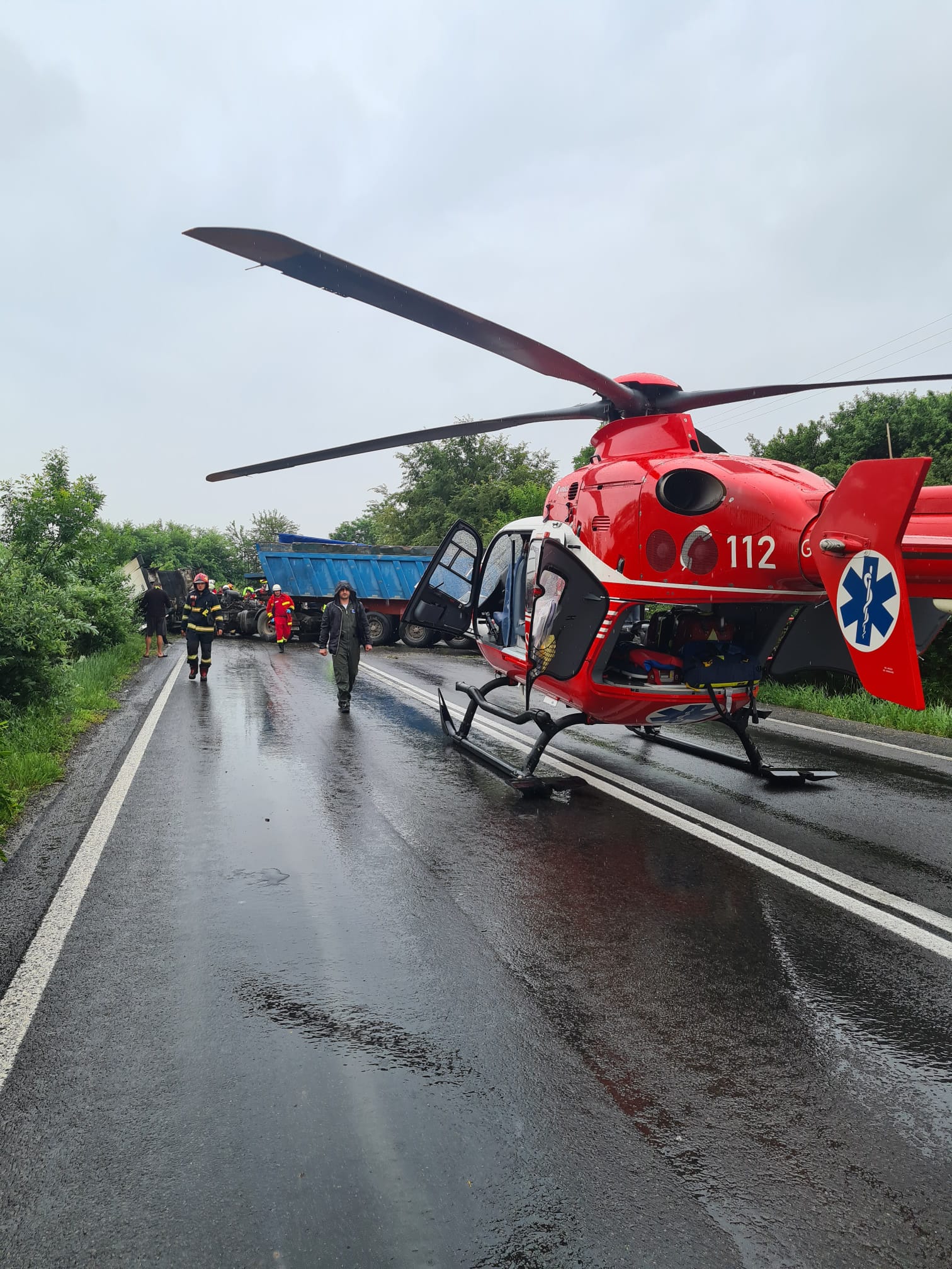 FOTO | Accident între două autocamioane, la Vinga. A fost solicitat elicopterul SMURD