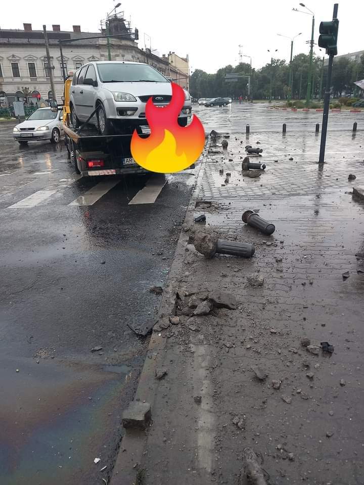 Au mai „căzut” vreo șase stâlpișori