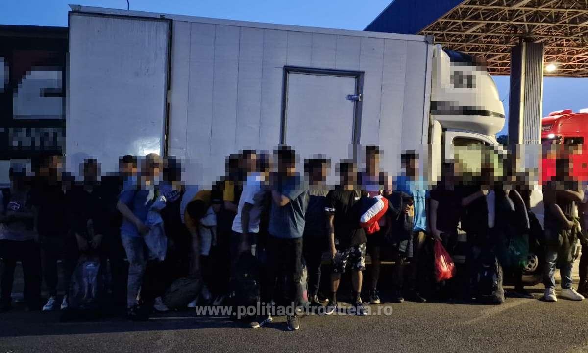 25 de migranți depistați ascunși printre baterii auto