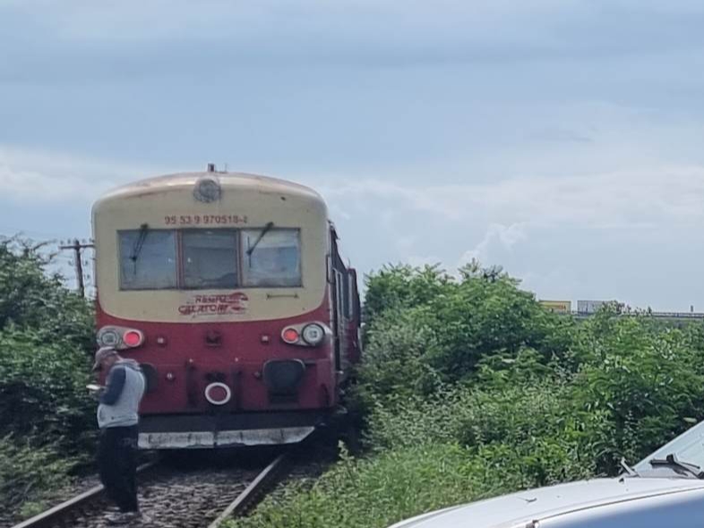 Combină lovită de tren, la Secusigiu. O persoană a rămas încarcerată