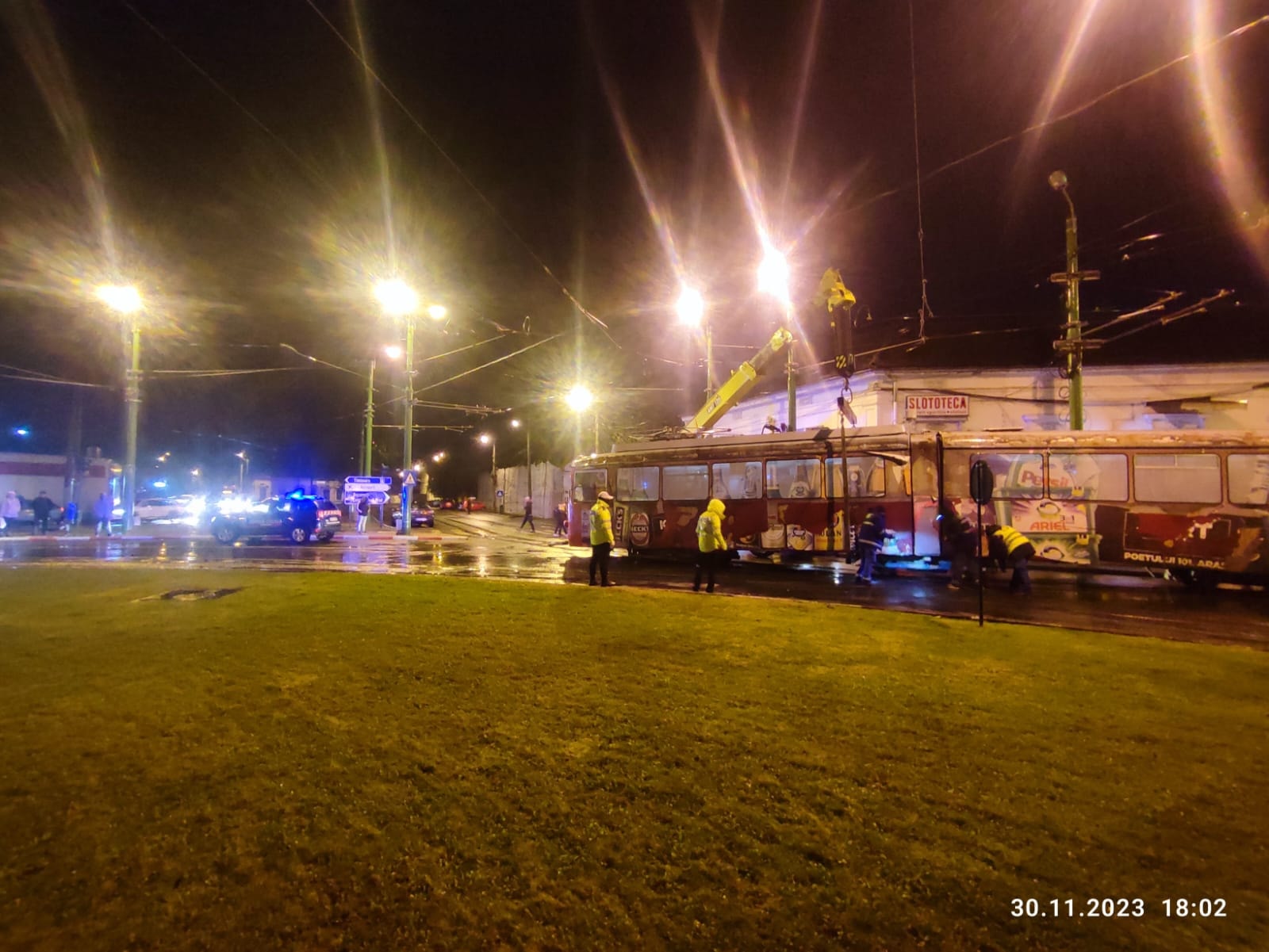 FOTO | Tramvai sărit de pe linii, în Boul Roşu