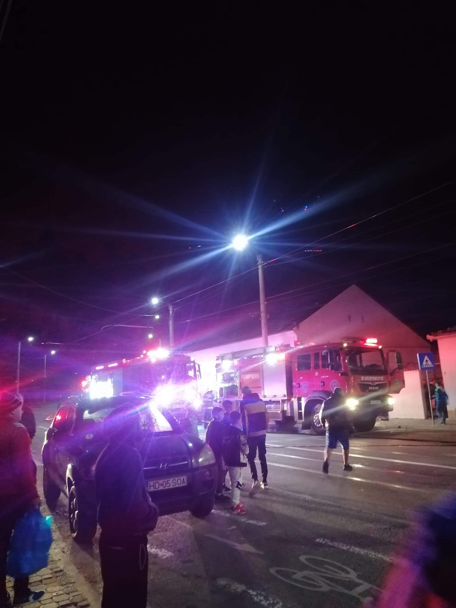 Foto/Video| Update. Incendiu extins la un bloc de locuințe de pe strada Cocorilor