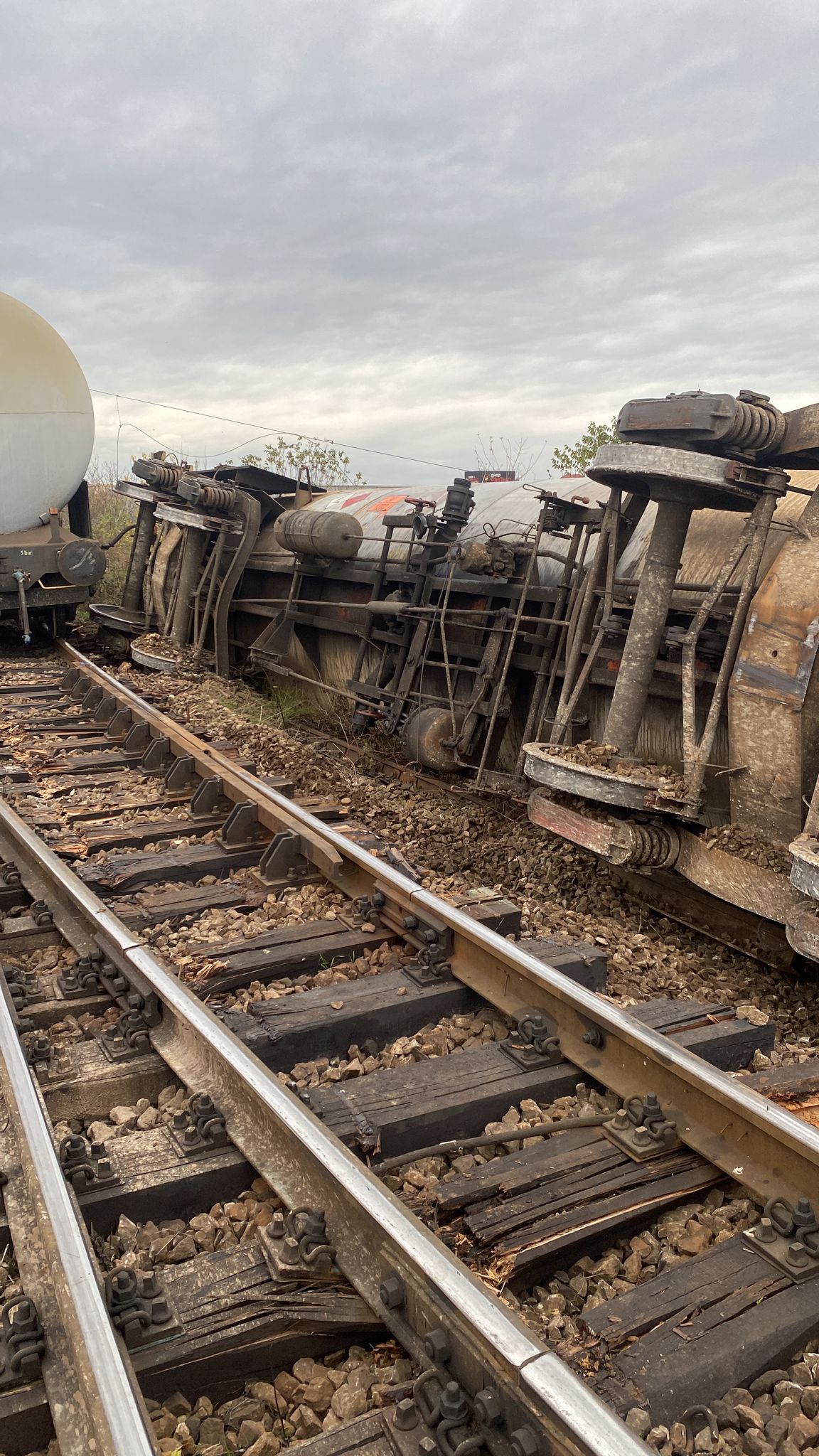 FOTO | Accident feroviar în Aradul Nou: Două cisterne cu motorină au deraiat