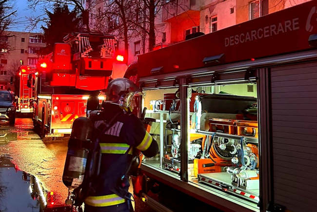 Incendiu în centrul Aradului! Arde un apartament de pe strada Mihai Eminescu