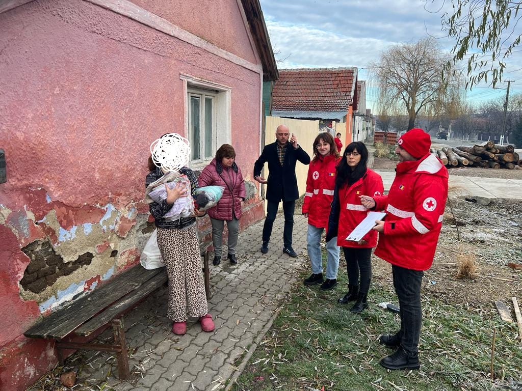 FOTO | Voluntarii Crucii Roşii au împărţit daruri în judeţ