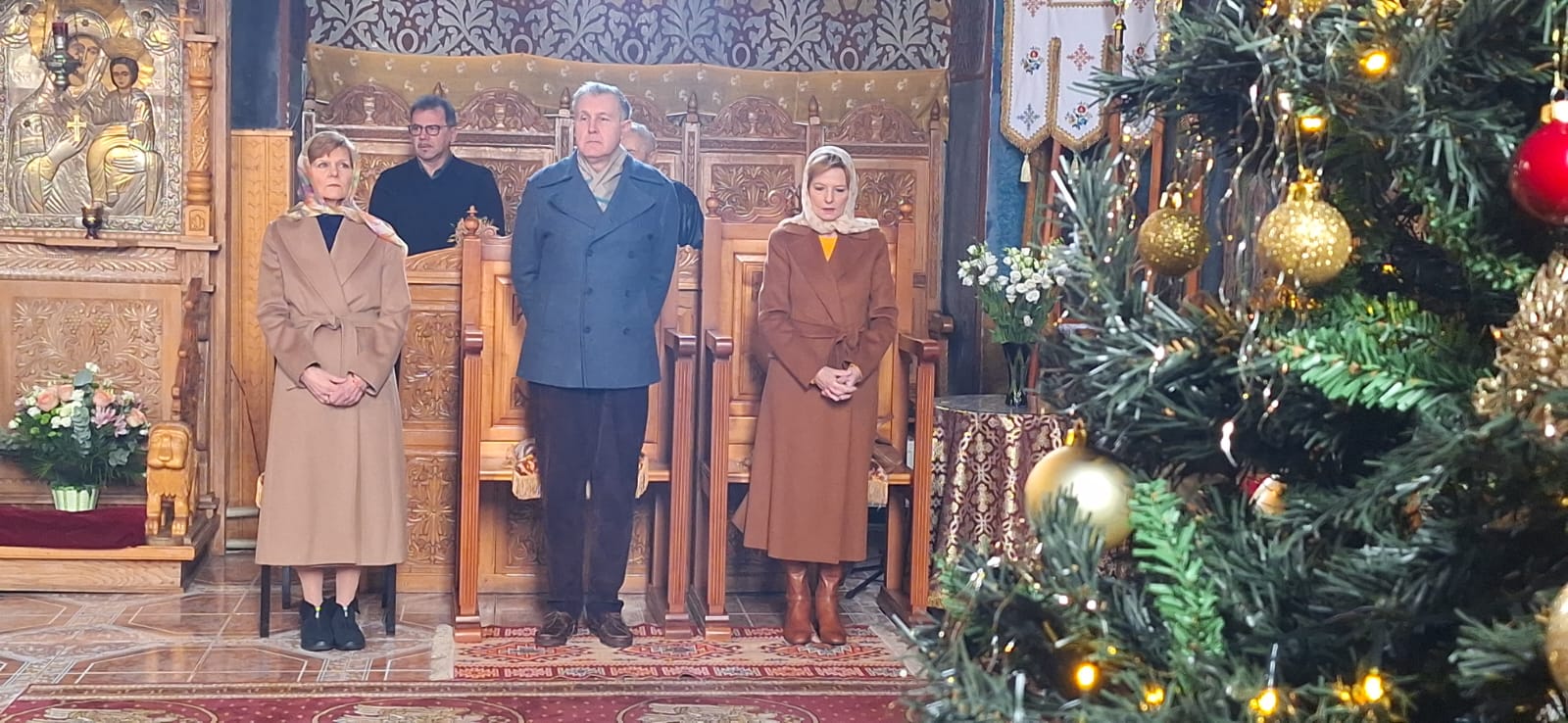 FOTO | Familia Regală, prezentă la slujba de Crăciun oficiată la biserica din Săvârşin