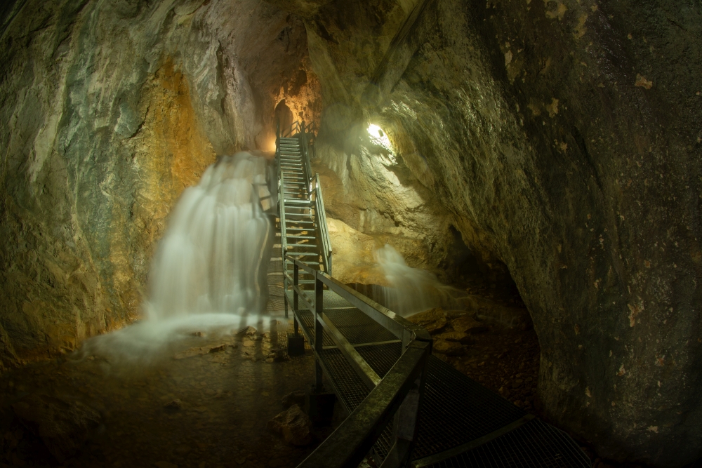 FOTO | Fenomen spectaculos în Peștera Poarta lui Ionele