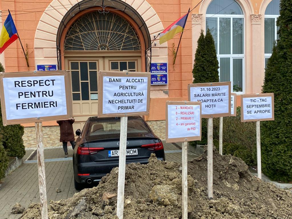 FOTO | Protest cu pământ în faţa Primăriei, la Nădlac