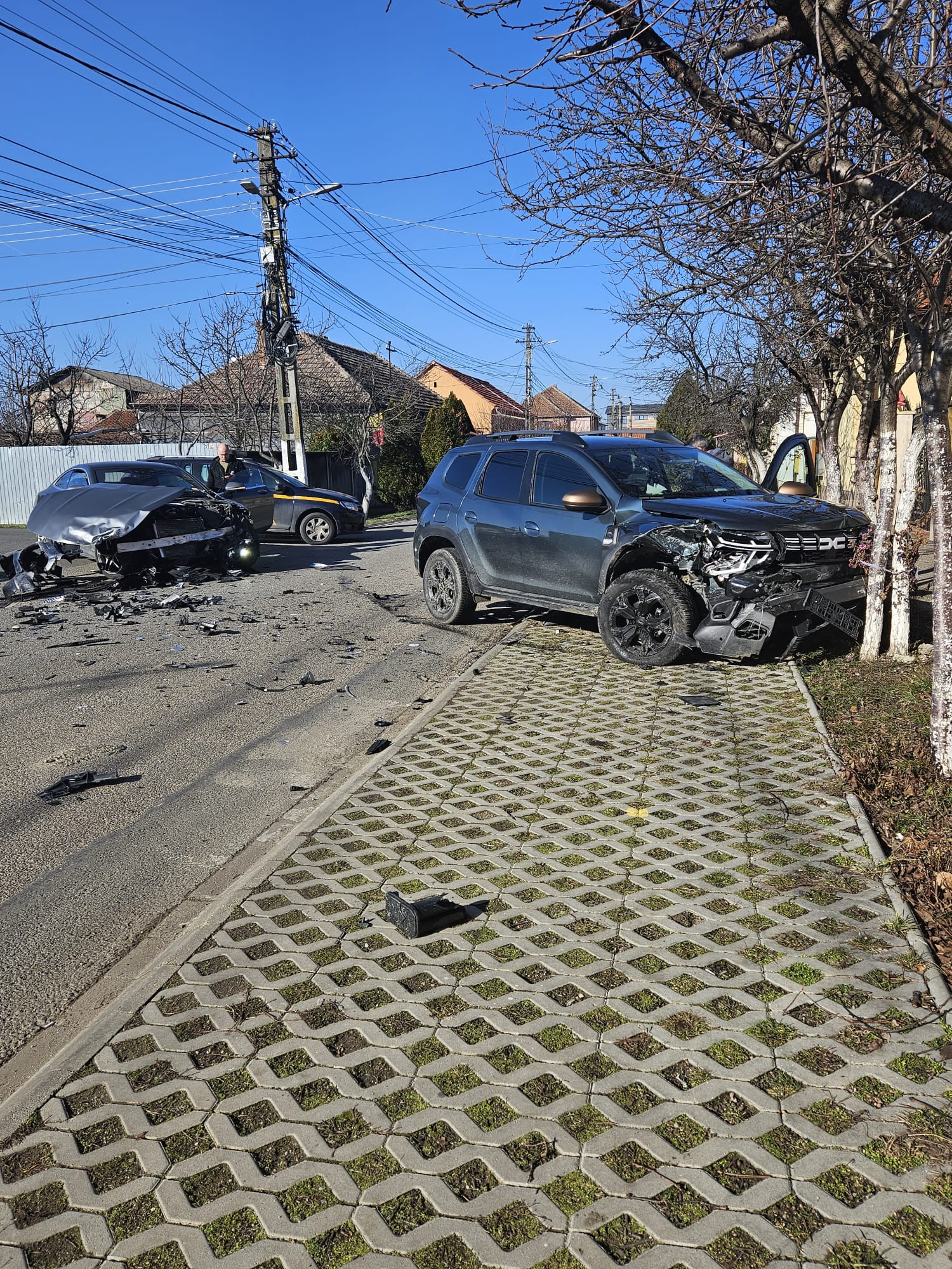 Foto| O femeie și un bărbat au fost transportați la spital. Accident cu două victime încarcerate, la Dezna