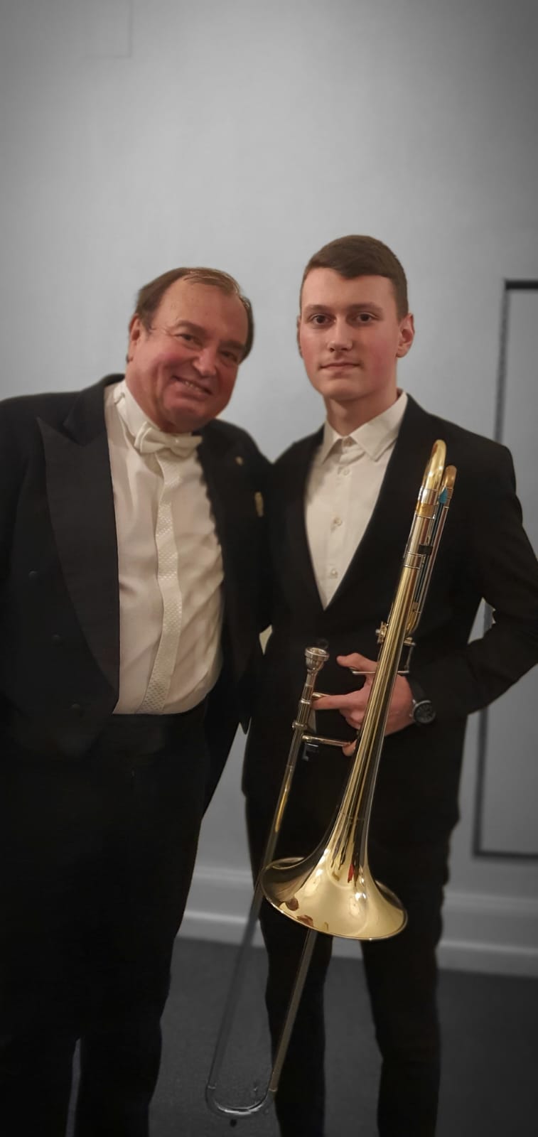Elevul Darius Dan alături de dirijorul Orchestrei Simfonice Praga 5, domnul Leos Svarovsky