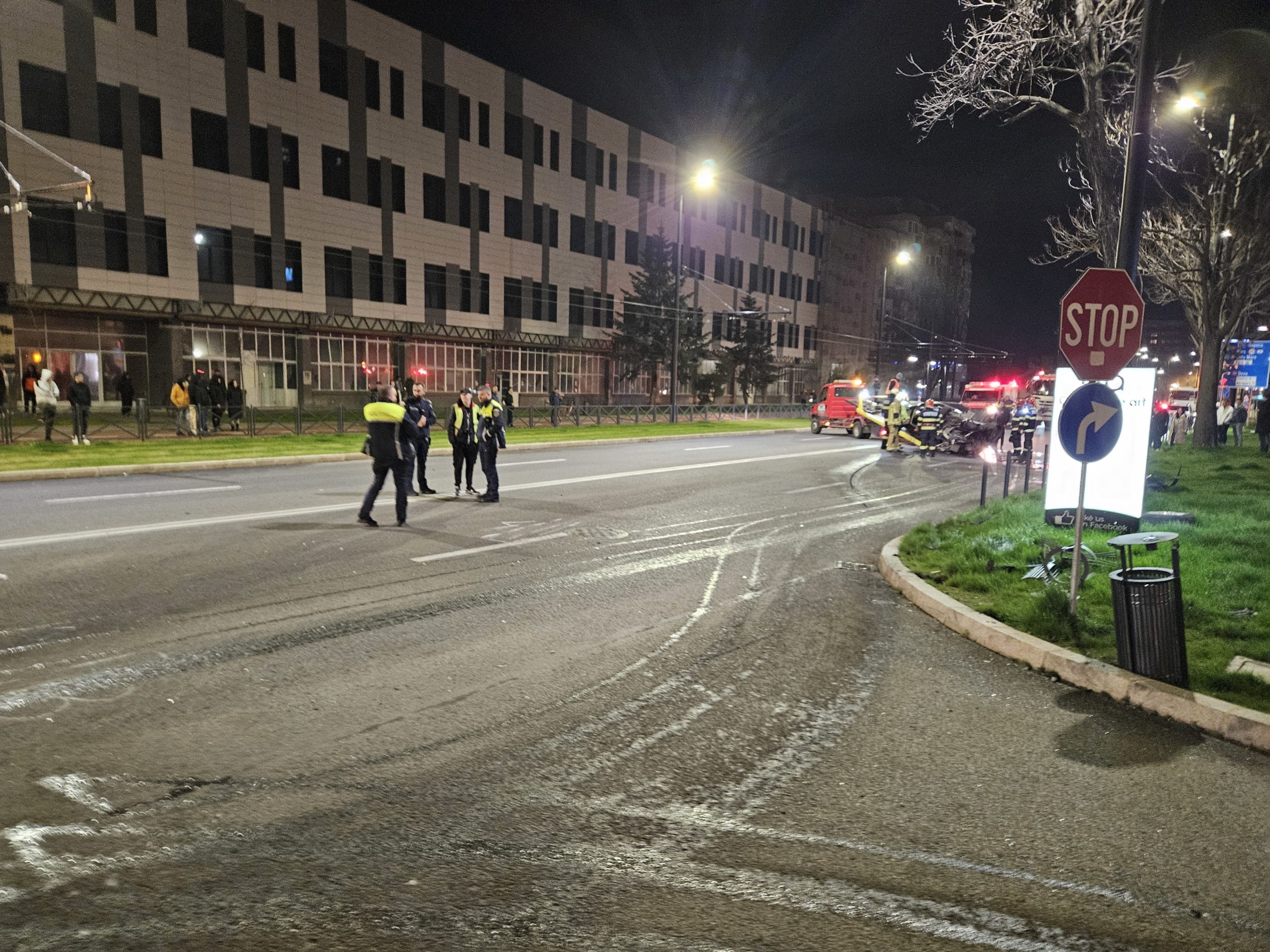 FOTO | Accident grav în Oradea: o mașină s-a rupt în două după ce a lovit un stâlp