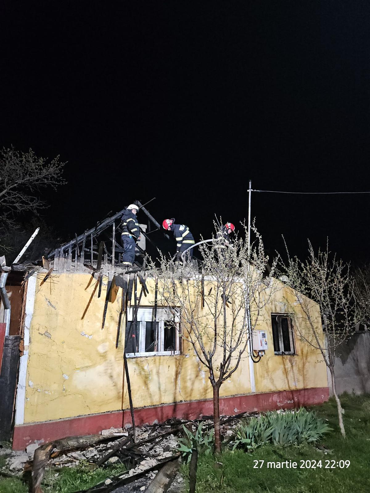 FOTO | Incendiu la o casă în Șiria