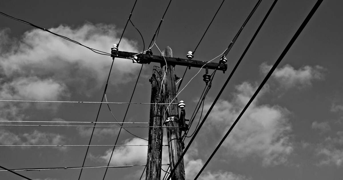Un angajat al unei firme de telecomunicaţii a murit după ce s-a curentat pe un stâlp, la Cuvin Un angajat al unei firme de telecomunicaţii a murit după ce s-a curentat pe un stâlp, la Cuvin