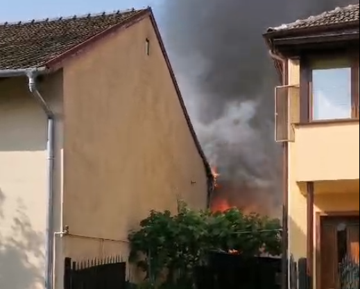 Arde anexa unei case din Grădişte