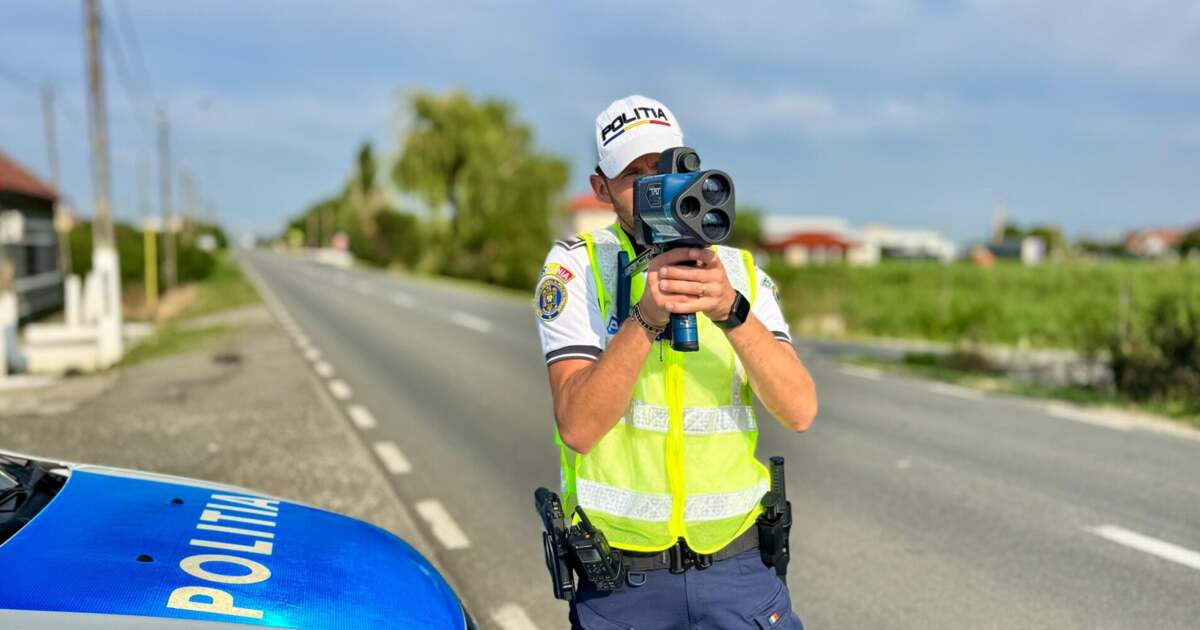 Polițiști arădeni verificând autotrenuri pe drumurile județene Polițiști arădeni verificând autotrenuri pe drumurile județene