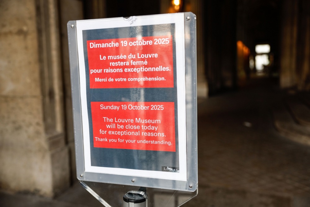 Louvre museum in Paris closed after robbery