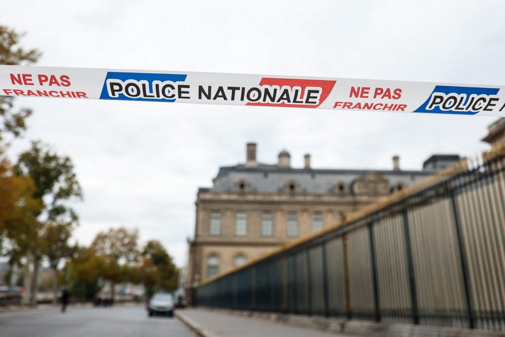 Louvre museum in Paris closed after robbery