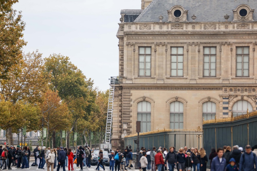 Louvre museum in Paris closed after robbery