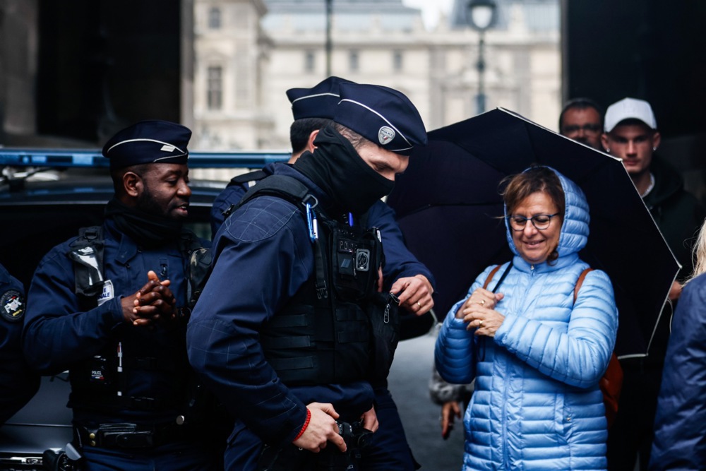Louvre museum in Paris closed after robbery