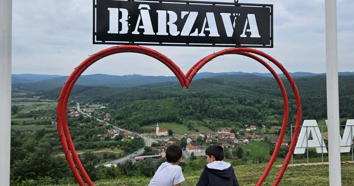 FOTO | Copiii, sărbătoriți pe Dealul Viei, la Bârzava - ARADON