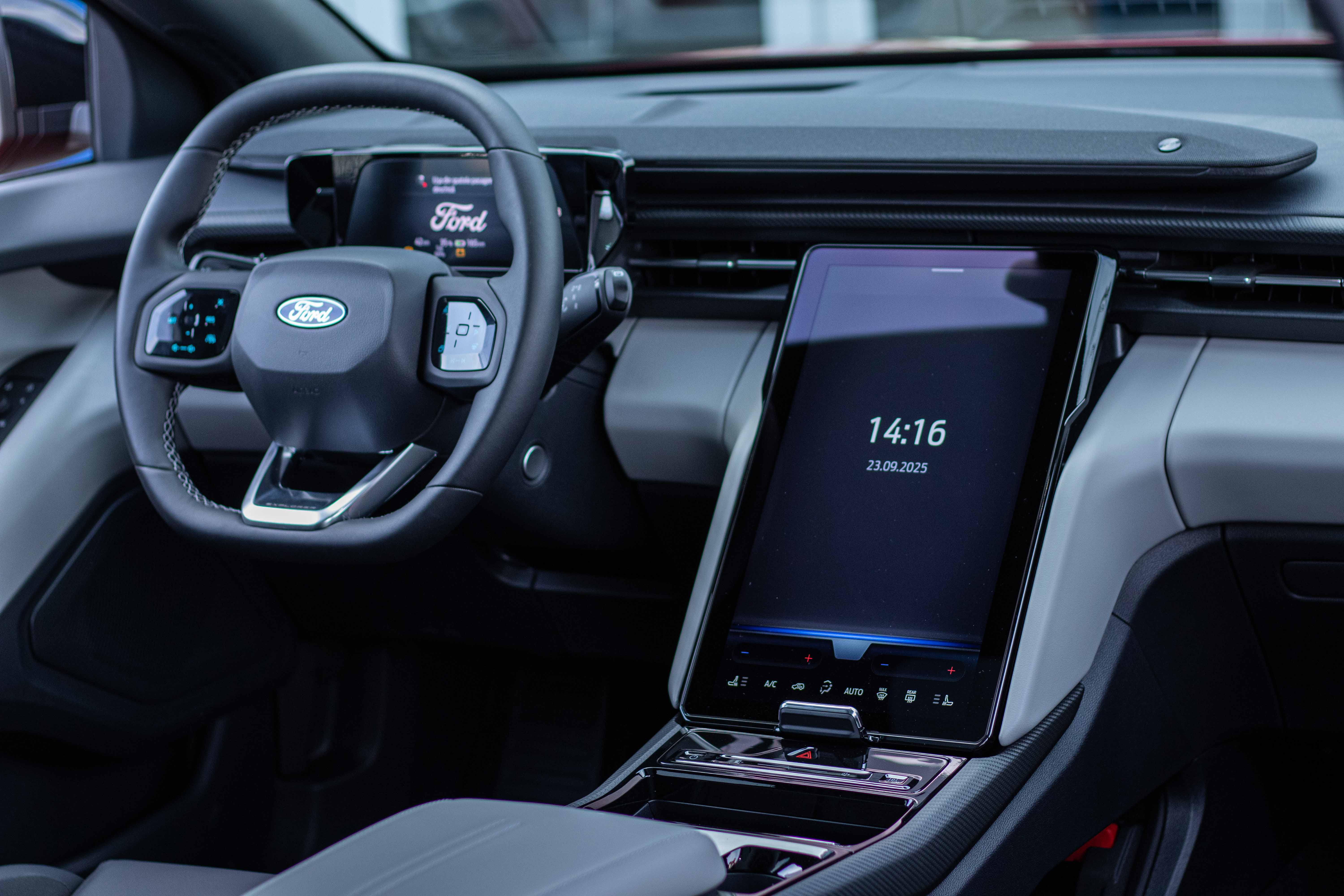 EXPLORER EV PREMIUM EXTENDED RANGE 340 CP AT AWD PANORAMIC LUCID RED-35