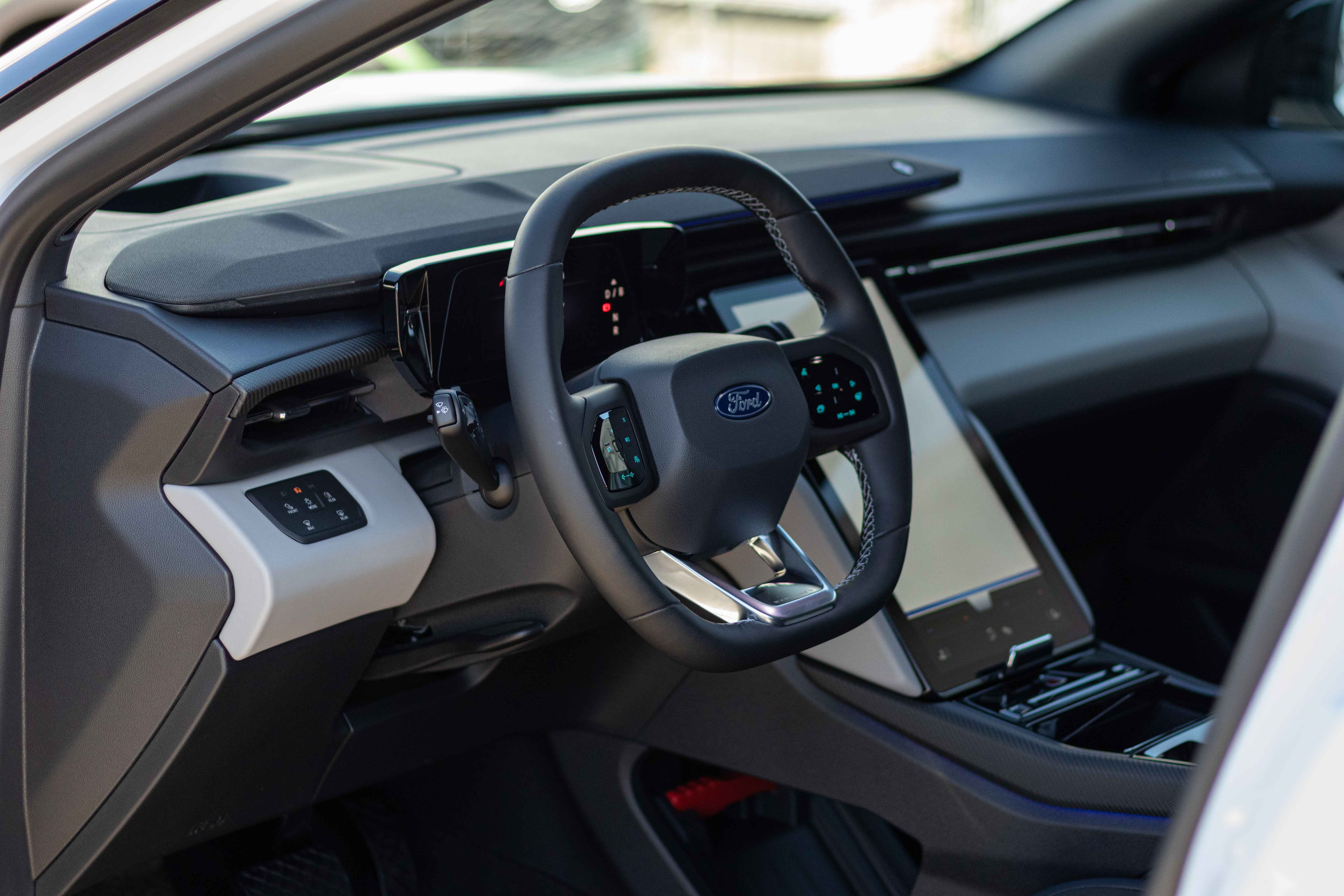 NOUL EXPLORER ELECTRIC PREMIUM EXTENDED RANGE 340 CP AT AWD PANORAMIC FROZEN WHITE jante 20-23