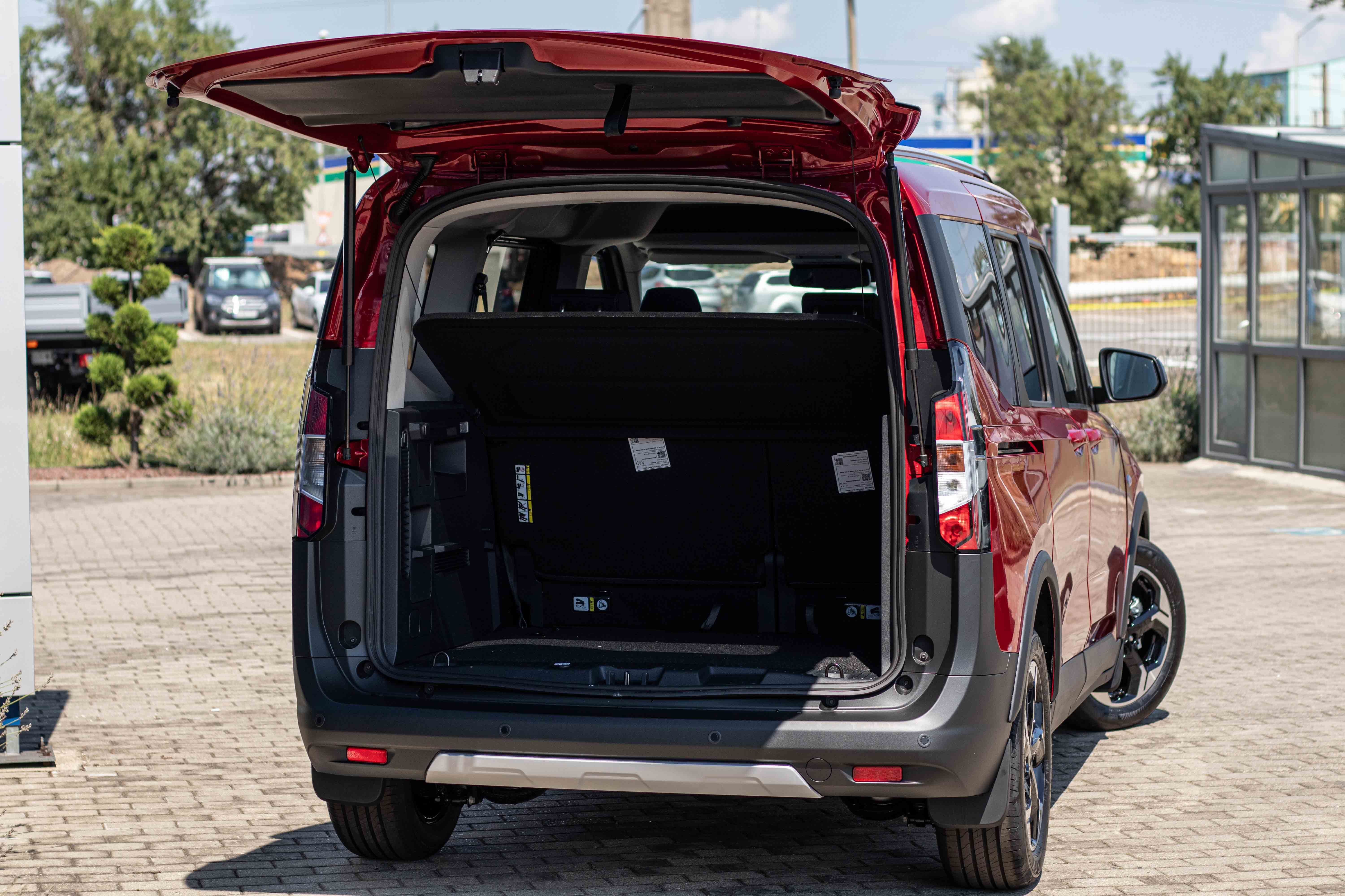 Noul TOURNEO COURIER ACTIVE FANTASTIC RED M6-17