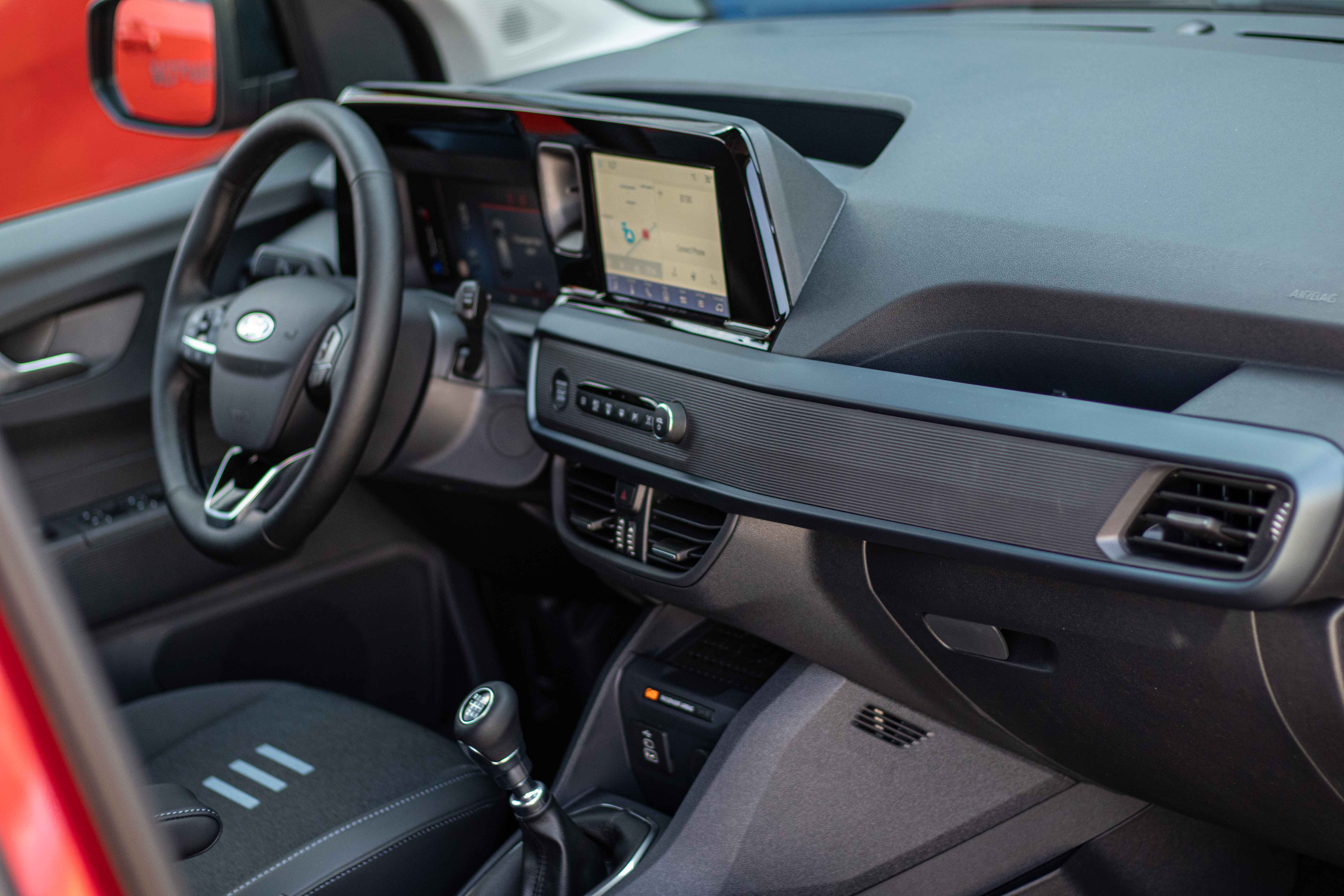 Noul TOURNEO COURIER ACTIVE FANTASTIC RED M6-39